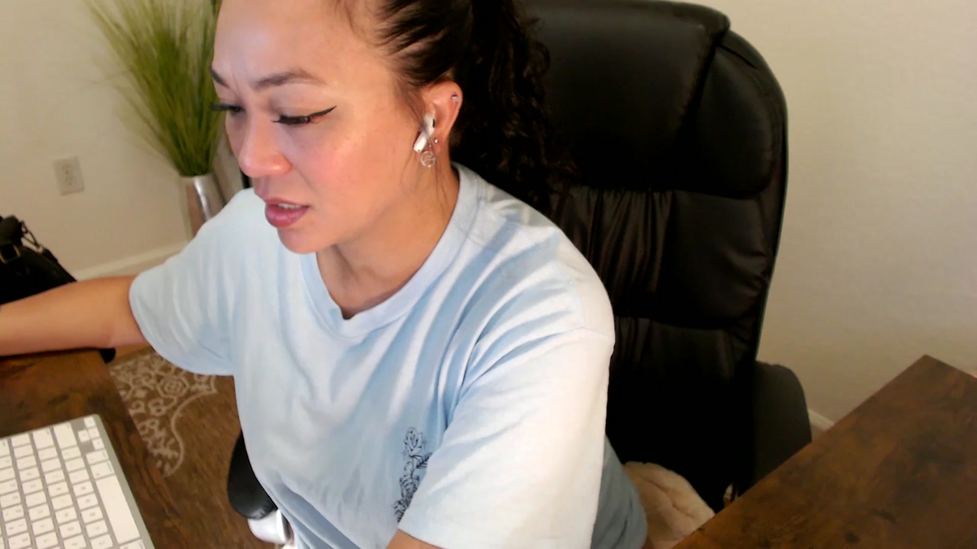 Gallery image thumbnail from MickaylaStar's myfreecams stream on, 04/28/2025, 15:28 image 14 of 20