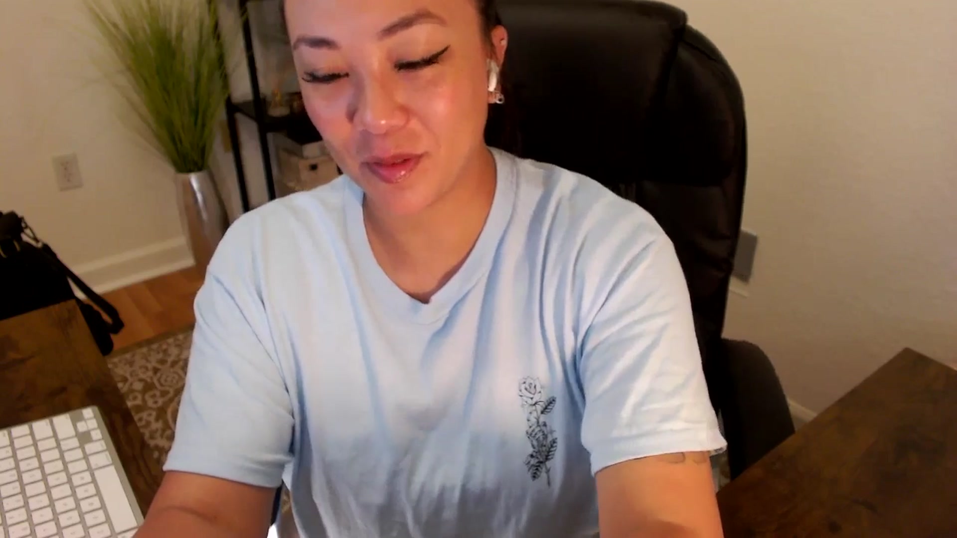 Gallery image thumbnail from MickaylaStar's myfreecams stream on, 04/28/2025, 15:28 image 13 of 20