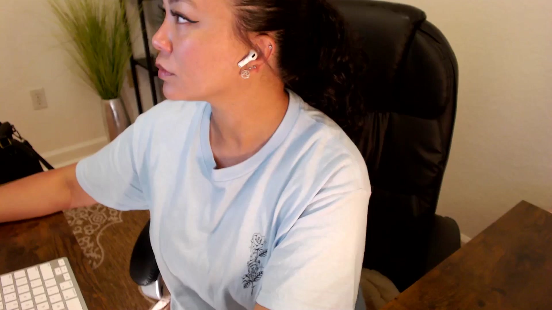 Gallery image thumbnail from MickaylaStar's myfreecams stream on, 04/28/2025, 15:28 image 17 of 20