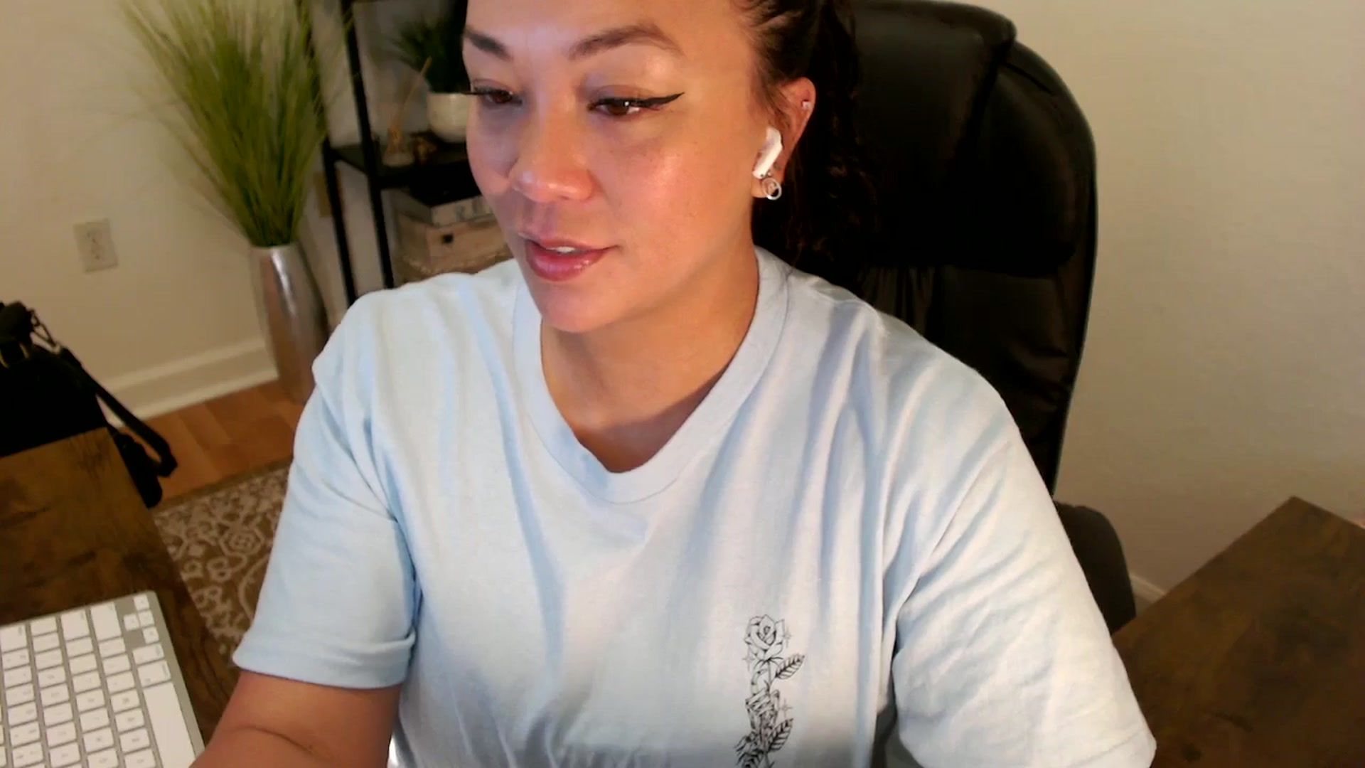 Gallery image thumbnail from MickaylaStar's myfreecams stream on, 04/28/2025, 15:28 image 5 of 20