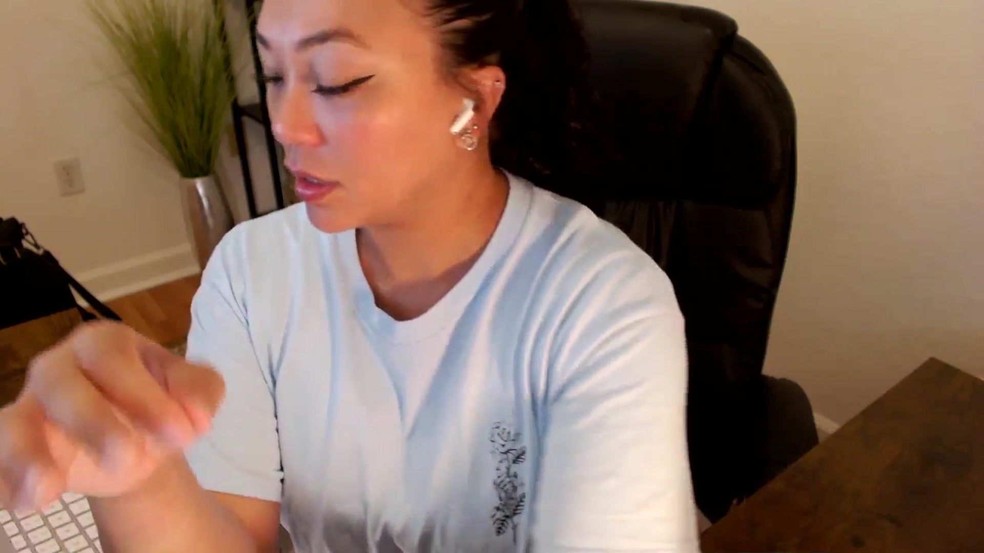 Gallery image thumbnail from MickaylaStar's myfreecams stream on, 04/28/2025, 15:28 image 3 of 20