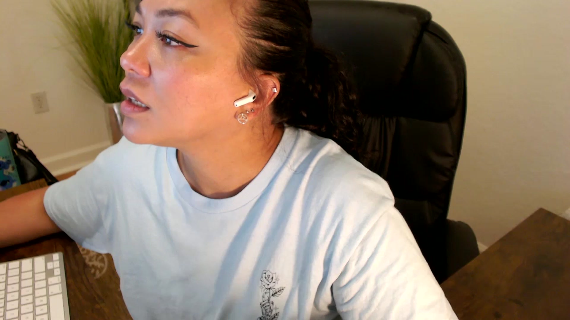 Gallery image thumbnail from MickaylaStar's myfreecams stream on, 04/28/2025, 17:09 image 5 of 20
