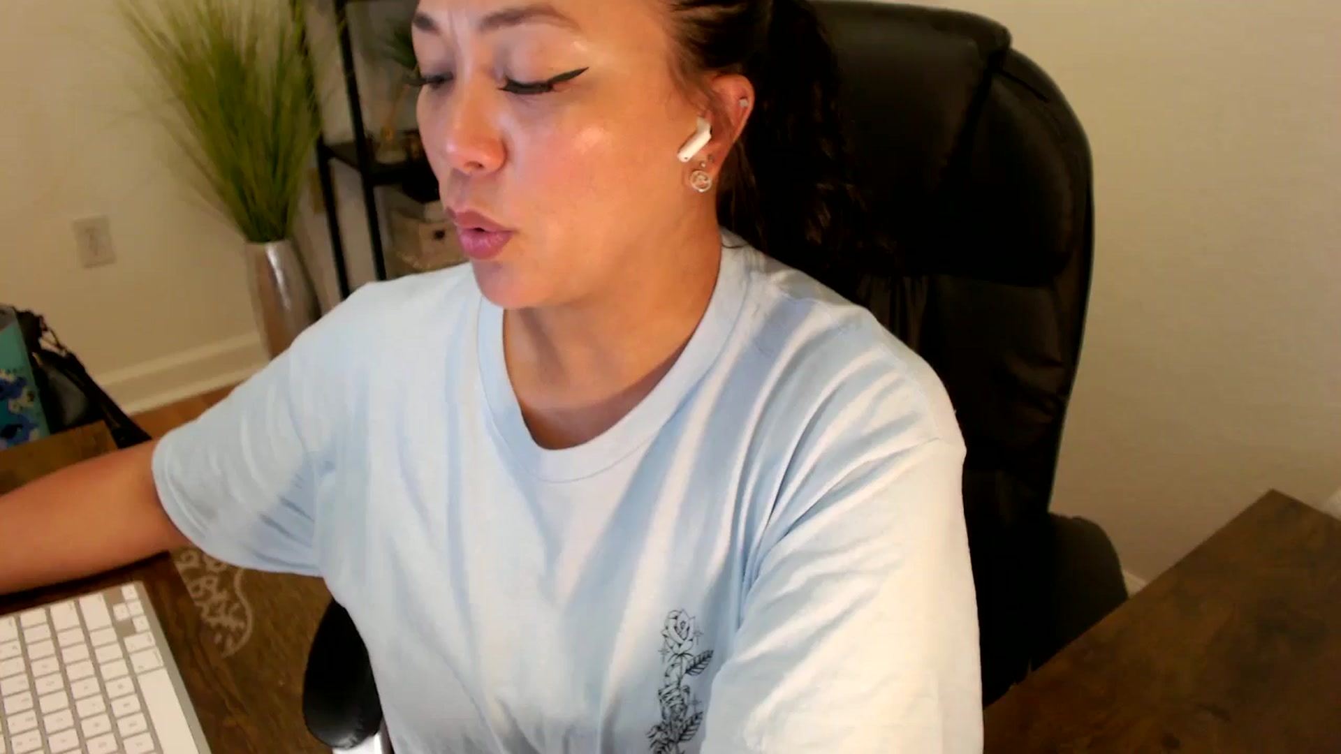 Gallery image thumbnail from MickaylaStar's myfreecams stream on, 04/28/2025, 17:09 image 1 of 20