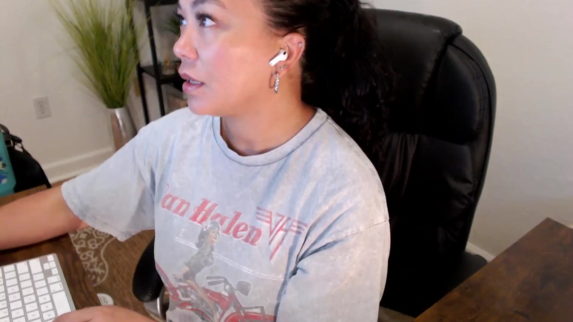 Gallery image thumbnail from MickaylaStar's myfreecams stream on, 04/30/2025, 15:56 image 11 of 20