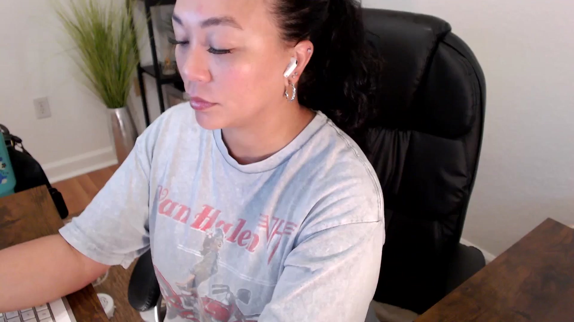 Gallery image thumbnail from MickaylaStar's myfreecams stream on, 04/30/2025, 15:56 image 6 of 20