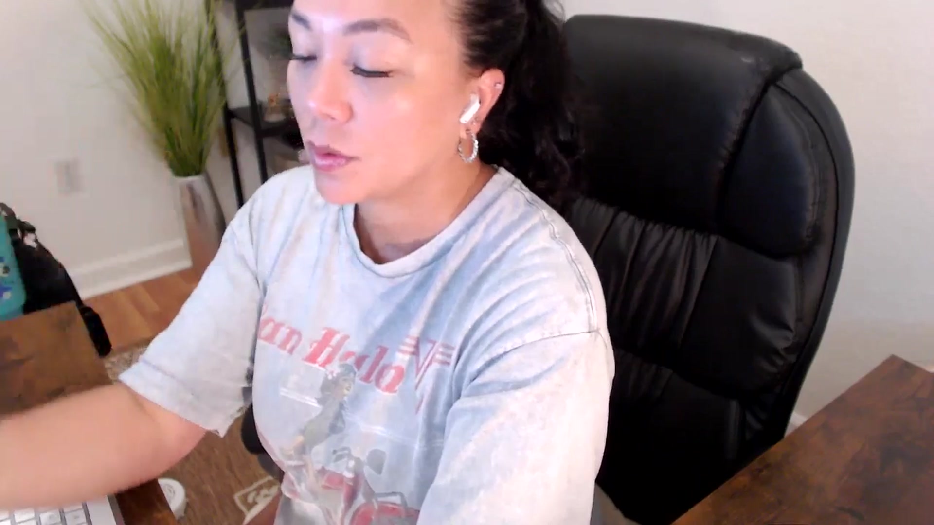 Gallery image thumbnail from MickaylaStar's myfreecams stream on, 04/30/2025, 15:56 image 17 of 20