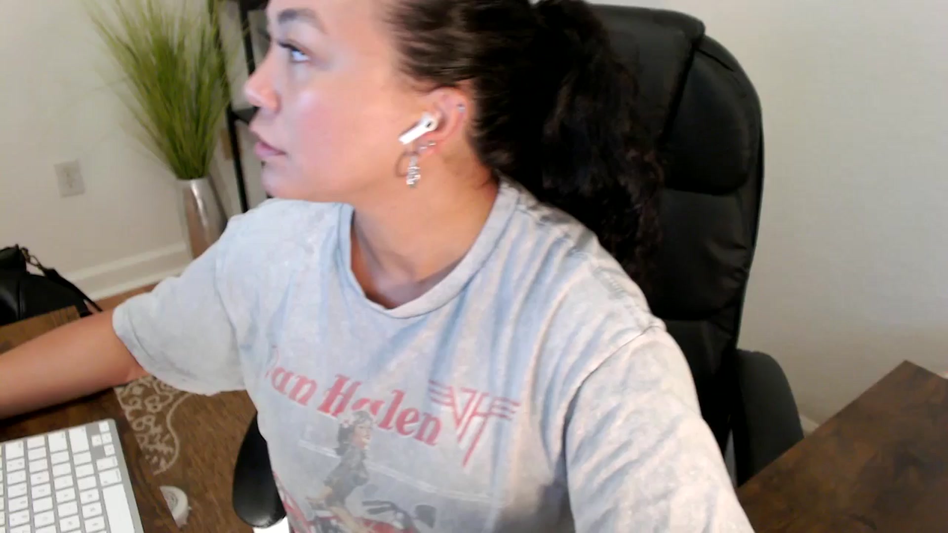 Gallery image thumbnail from MickaylaStar's myfreecams stream on, 04/30/2025, 16:40 image 15 of 20