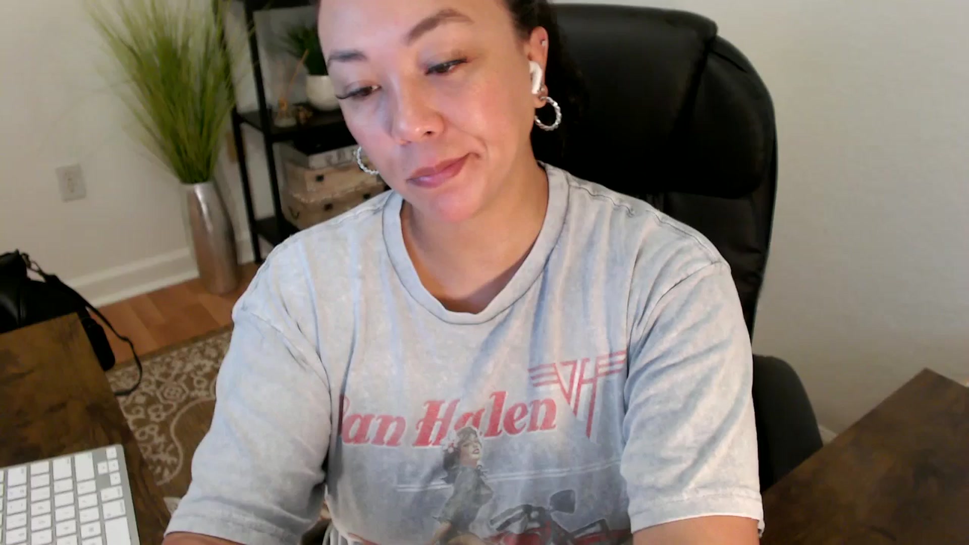 Gallery image thumbnail from MickaylaStar's myfreecams stream on, 04/30/2025, 16:40 image 17 of 20