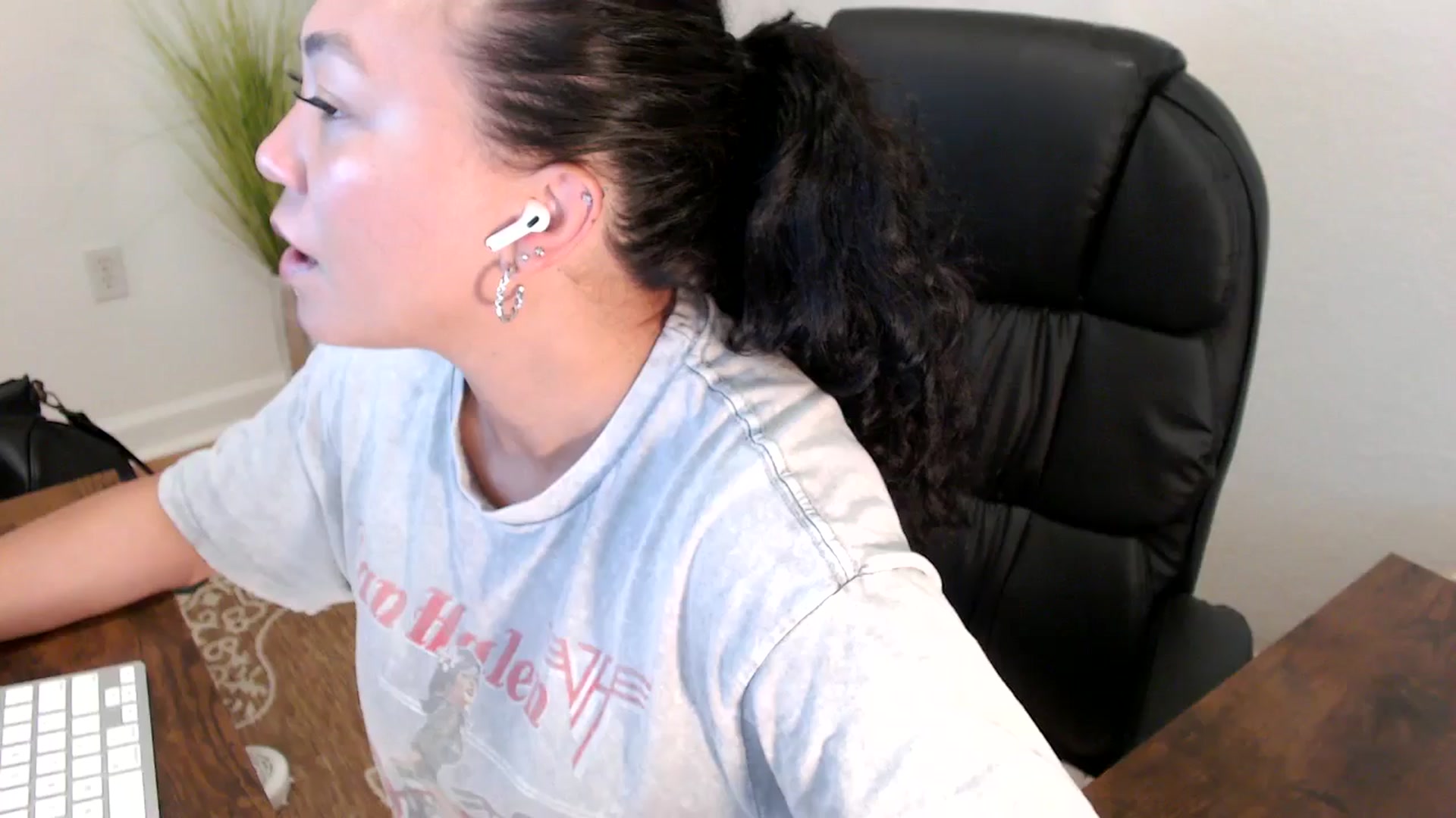 Gallery image thumbnail from MickaylaStar's myfreecams stream on, 04/30/2025, 16:40 image 13 of 20