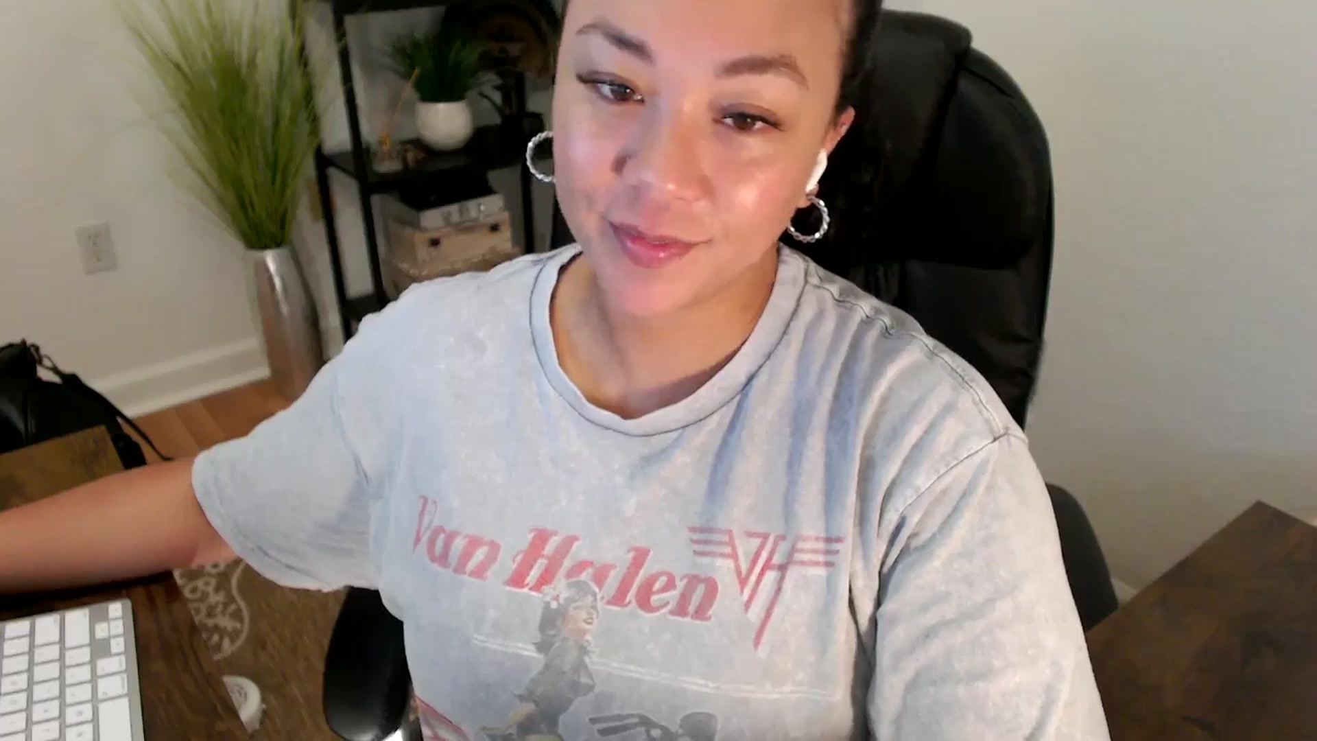 Gallery image thumbnail from MickaylaStar's myfreecams stream on, 04/30/2025, 16:40 image 12 of 20