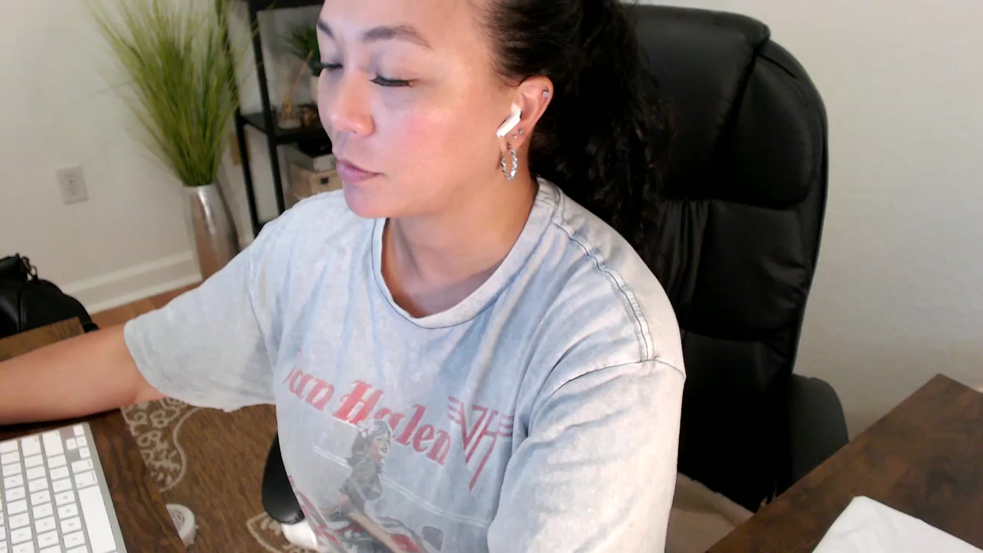 Gallery image thumbnail from MickaylaStar's myfreecams stream on, 04/30/2025, 17:53 image 14 of 20