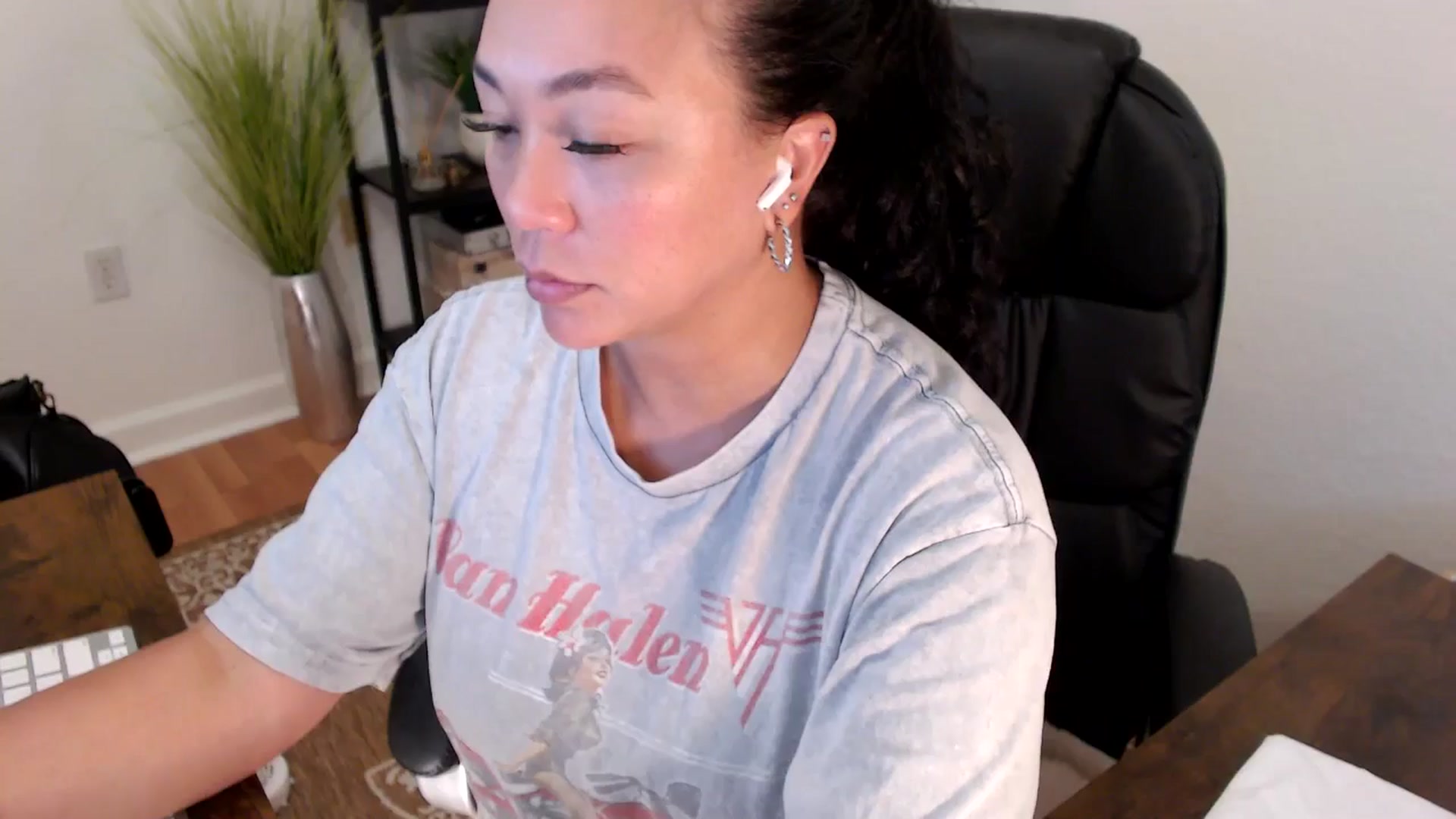 Gallery image thumbnail from MickaylaStar's myfreecams stream on, 04/30/2025, 17:53 image 16 of 20