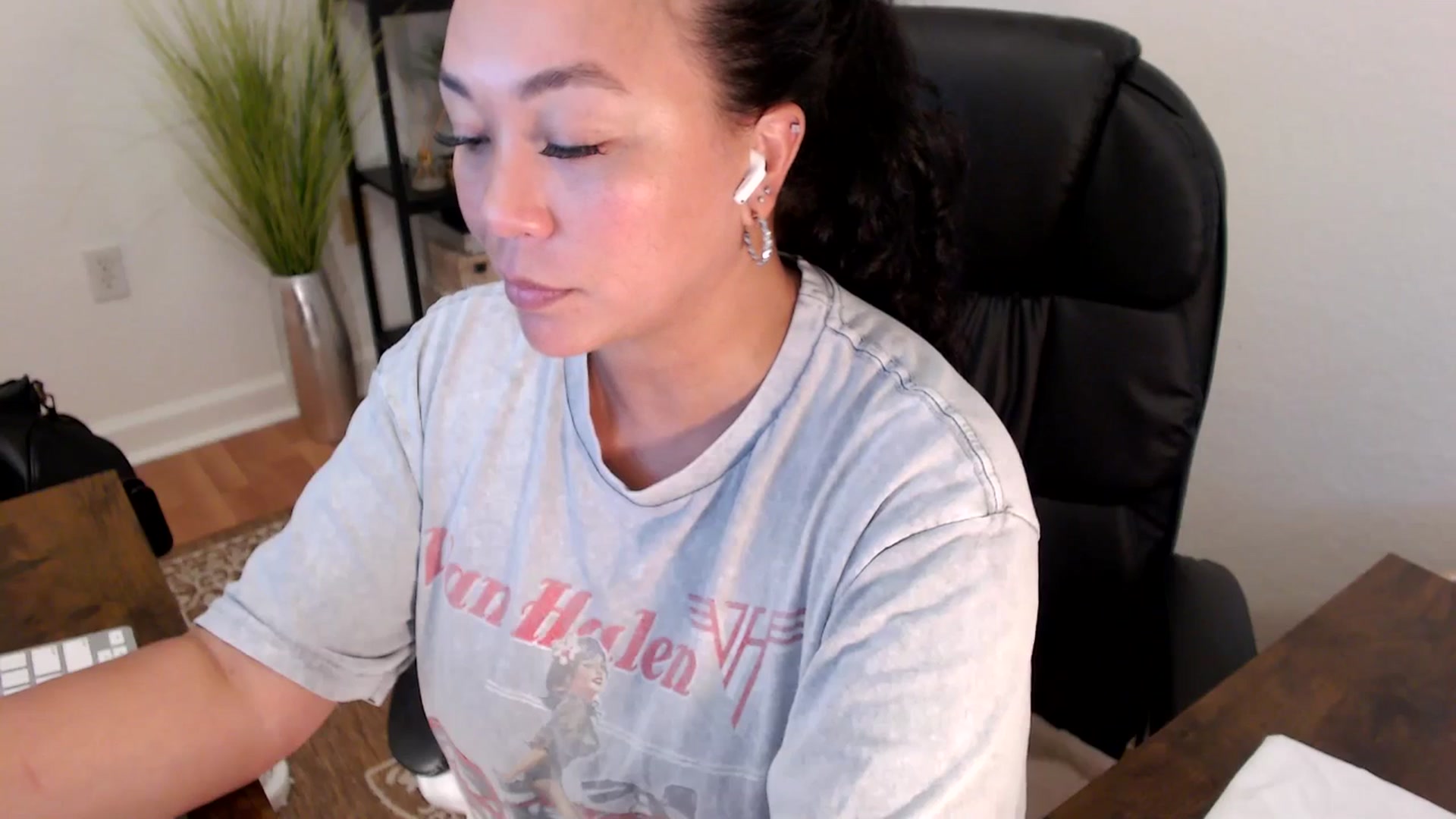 Gallery image thumbnail from MickaylaStar's myfreecams stream on, 04/30/2025, 17:53 image 17 of 20