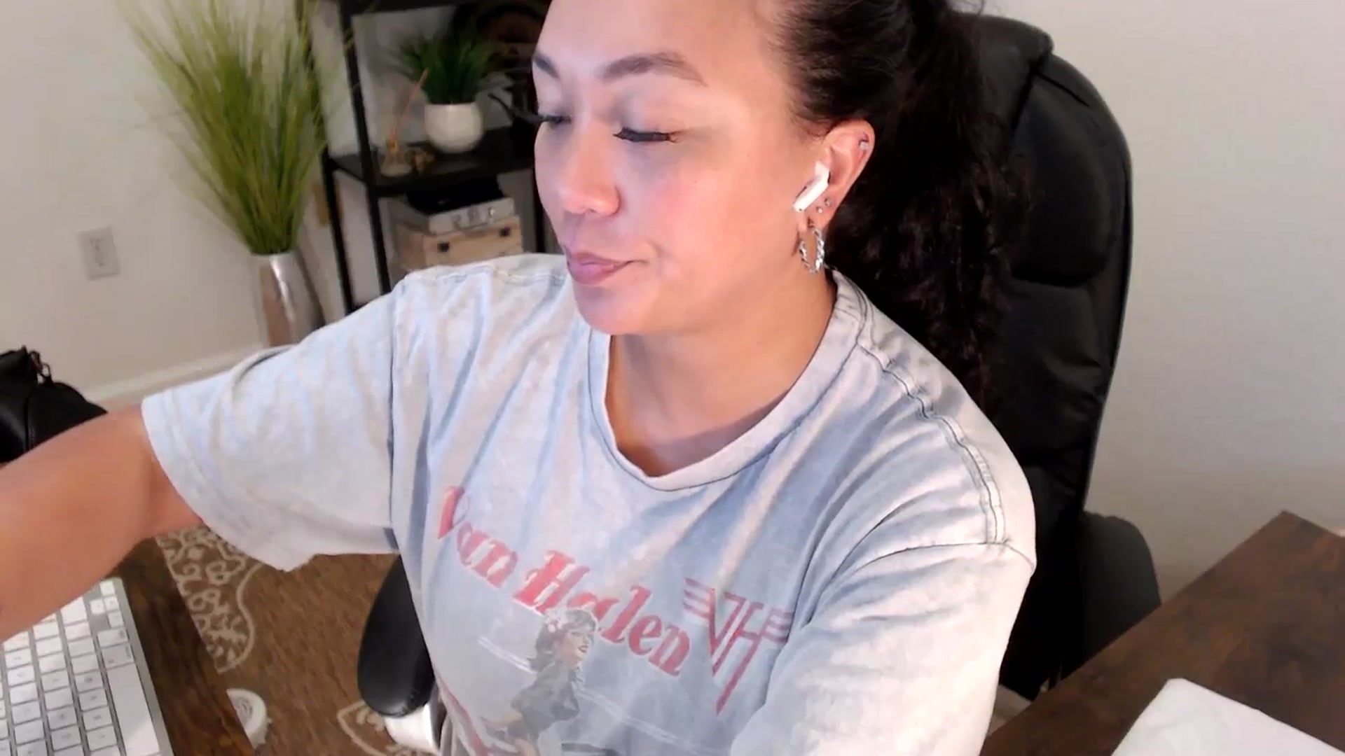 Gallery image thumbnail from MickaylaStar's myfreecams stream on, 04/30/2025, 17:53 image 15 of 20