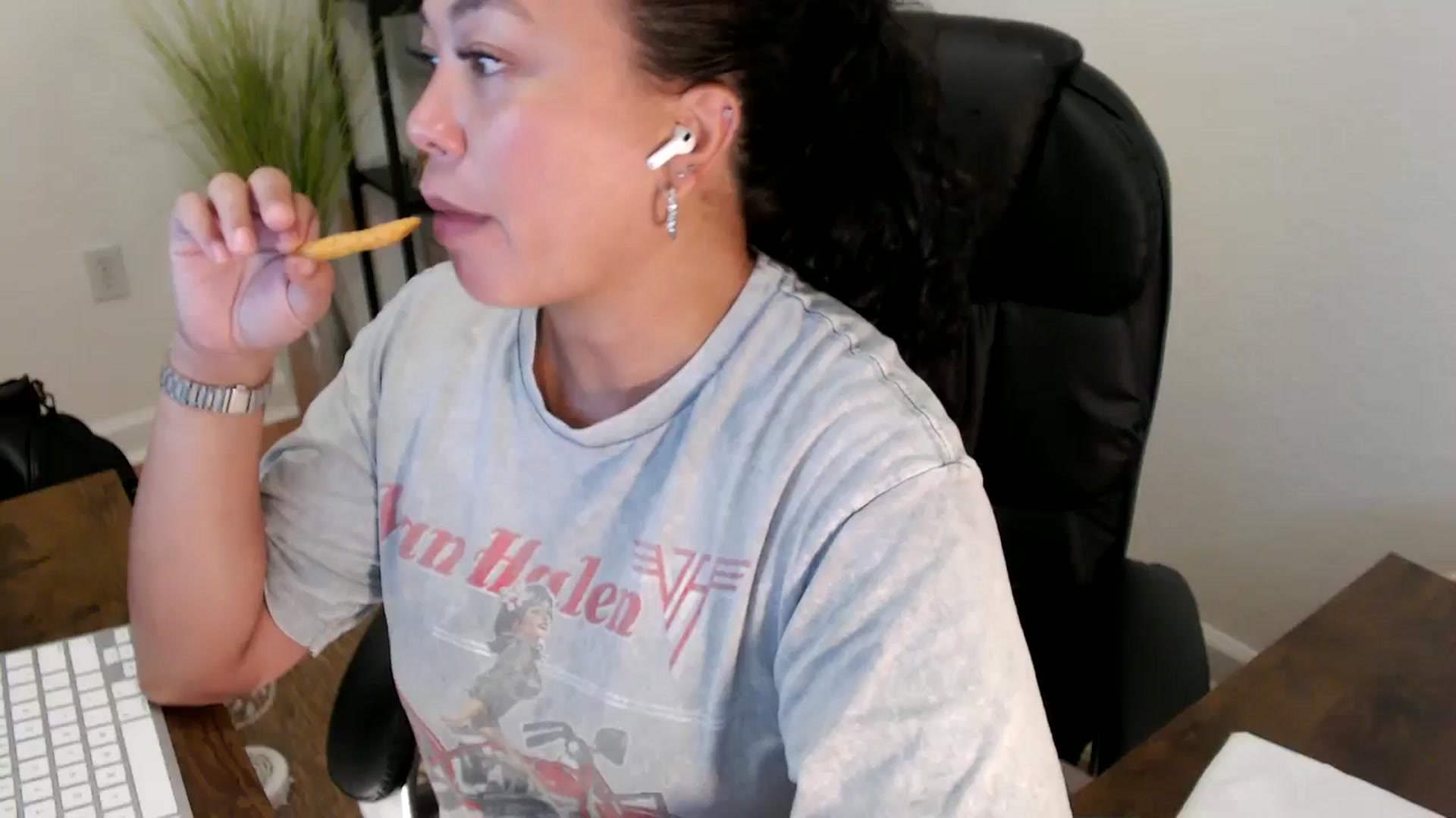 Gallery image thumbnail from MickaylaStar's myfreecams stream on, 04/30/2025, 17:53 image 1 of 20