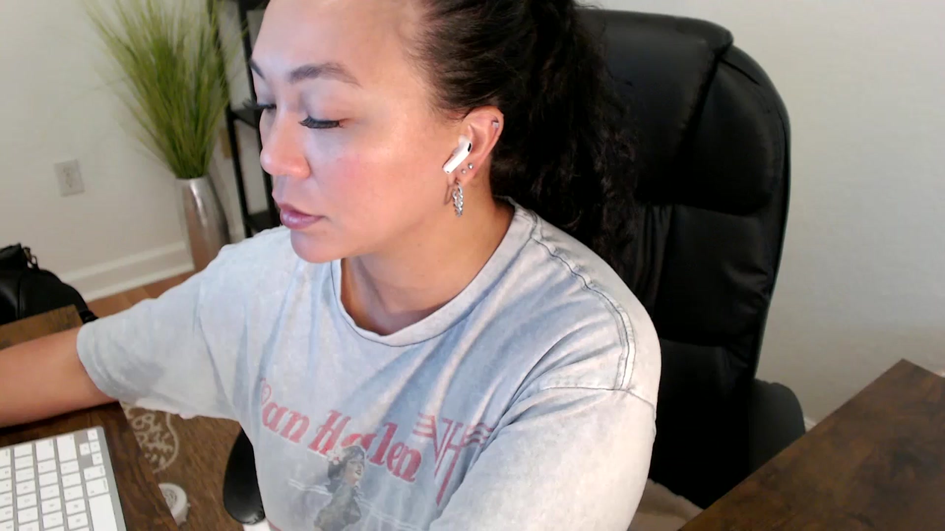 Gallery image thumbnail from MickaylaStar's myfreecams stream on, 04/30/2025, 19:05 image 9 of 20