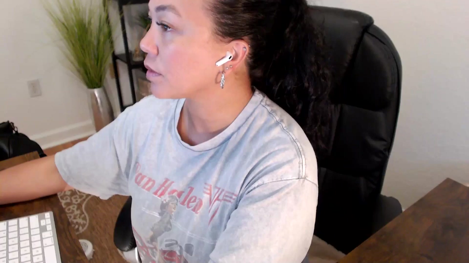 Gallery image thumbnail from MickaylaStar's myfreecams stream on, 04/30/2025, 19:05 image 4 of 20