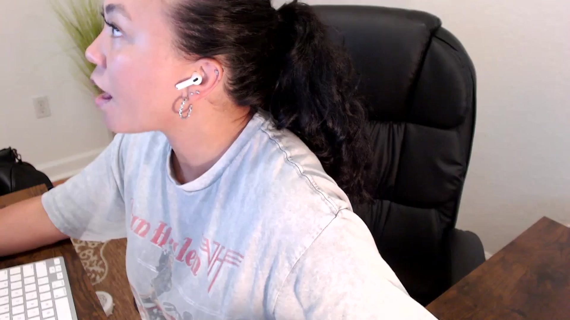 Gallery image thumbnail from MickaylaStar's myfreecams stream on, 04/30/2025, 19:05 image 6 of 20
