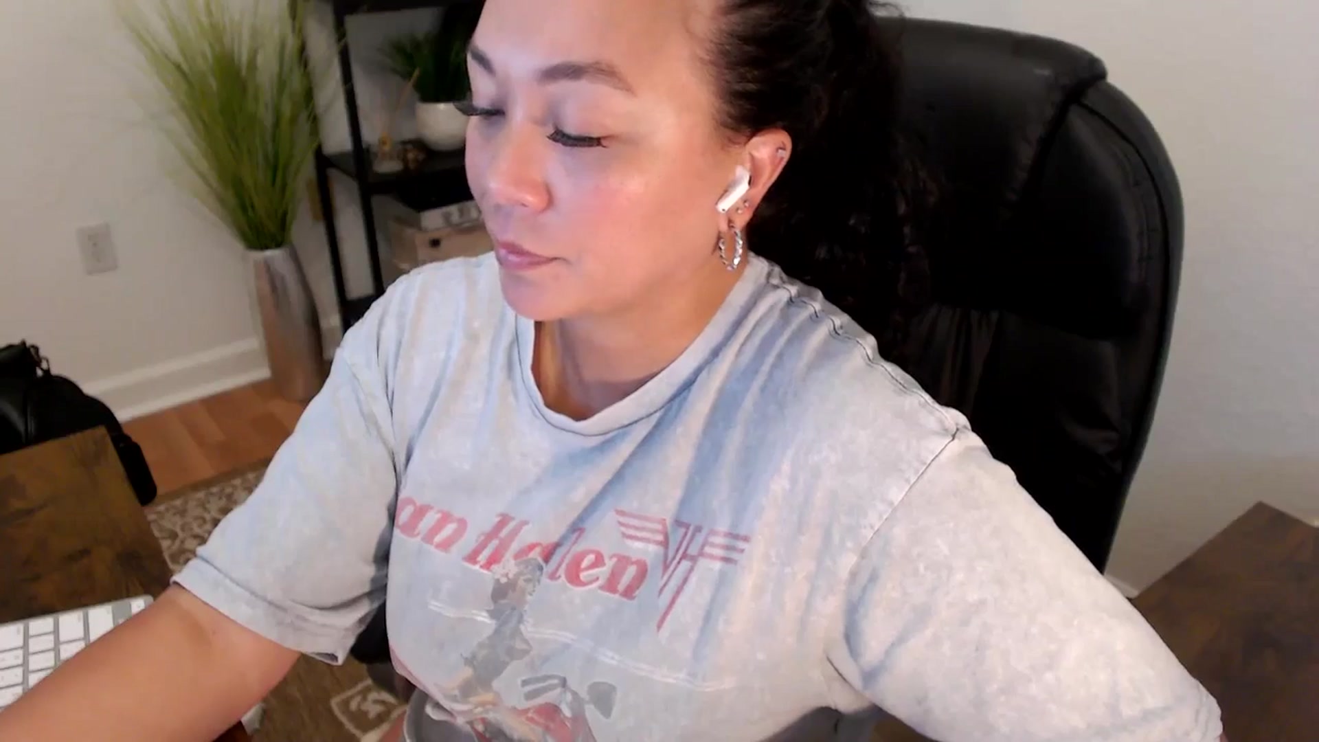 Gallery image thumbnail from MickaylaStar's myfreecams stream on, 04/30/2025, 19:05 image 3 of 20