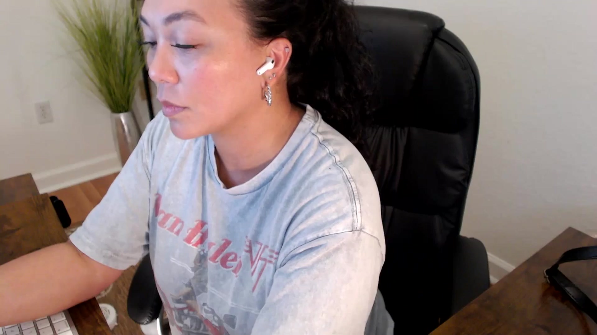Gallery image thumbnail from MickaylaStar's myfreecams stream on, 04/30/2025, 20:58 image 3 of 20