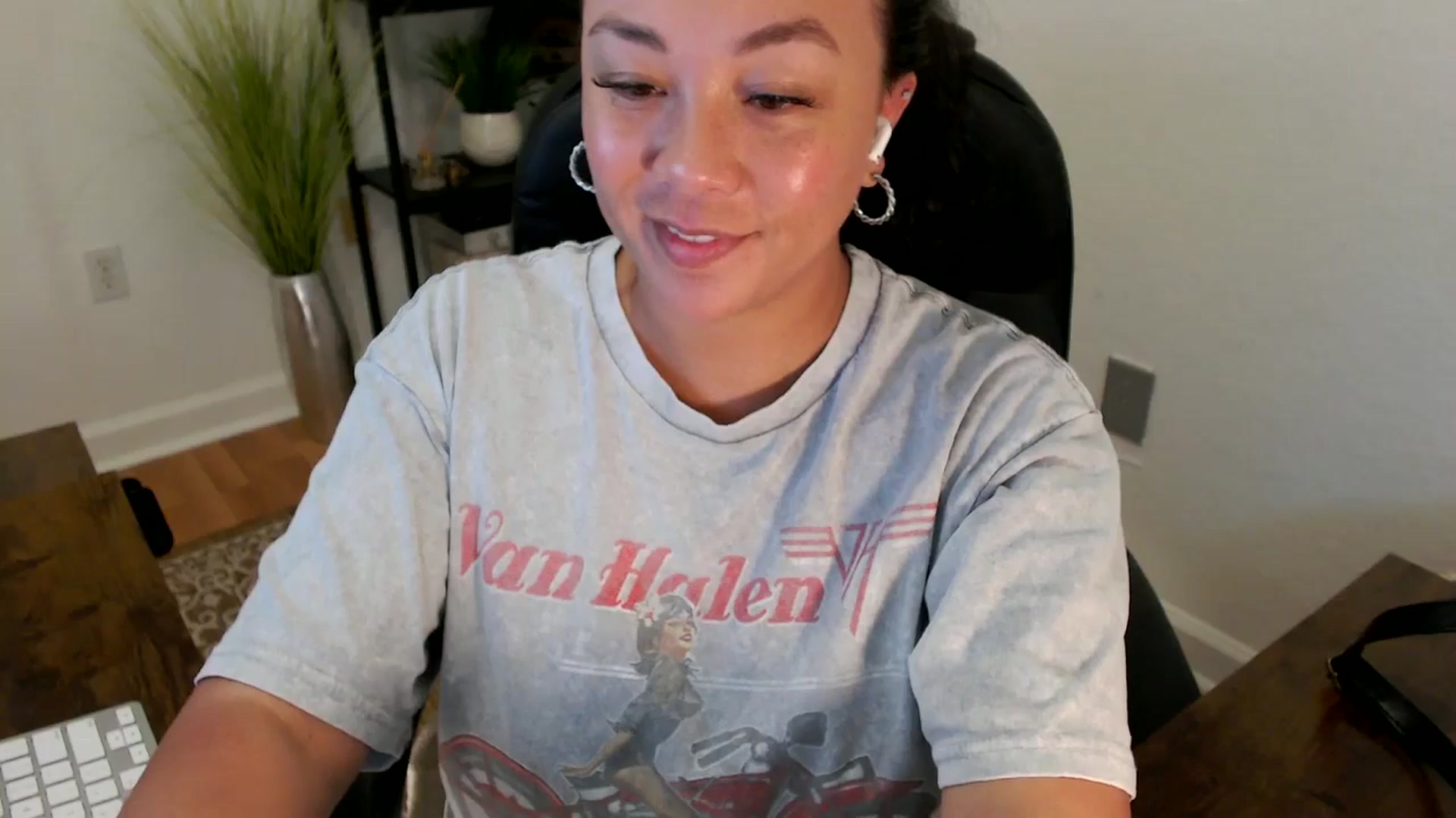 Gallery image thumbnail from MickaylaStar's myfreecams stream on, 04/30/2025, 20:58 image 15 of 20