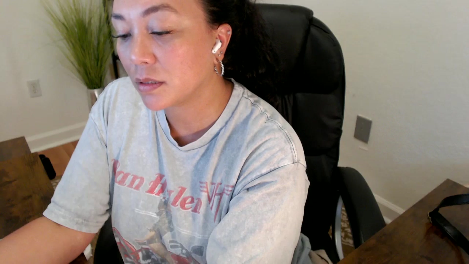 Gallery image thumbnail from MickaylaStar's myfreecams stream on, 04/30/2025, 20:58 image 16 of 20