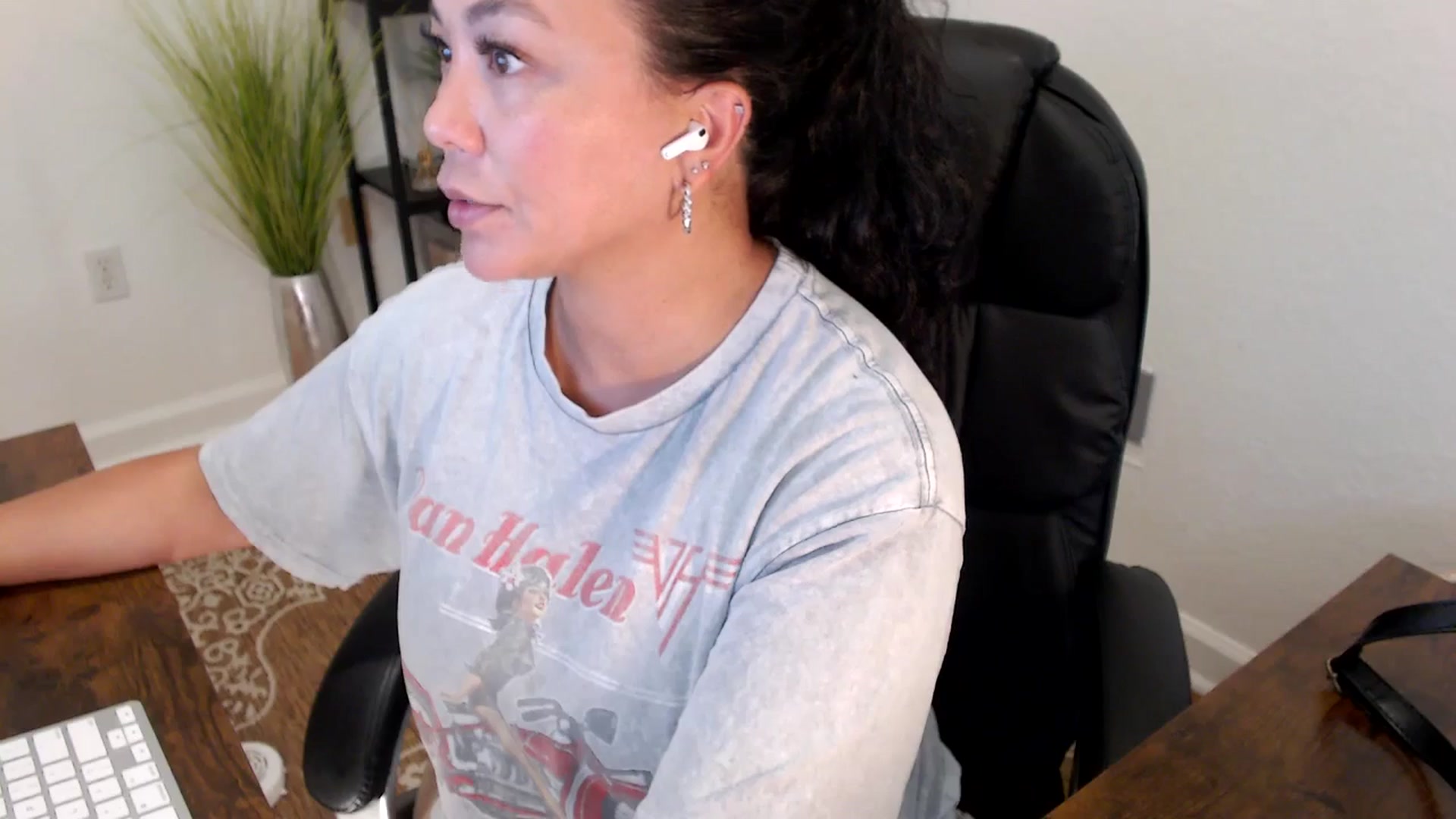 Gallery image thumbnail from MickaylaStar's myfreecams stream on, 04/30/2025, 20:58 image 2 of 20