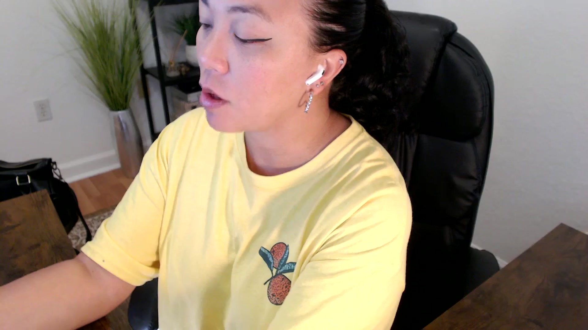 Gallery image thumbnail from MickaylaStar's myfreecams stream on, 05/01/2025, 17:38 image 11 of 20