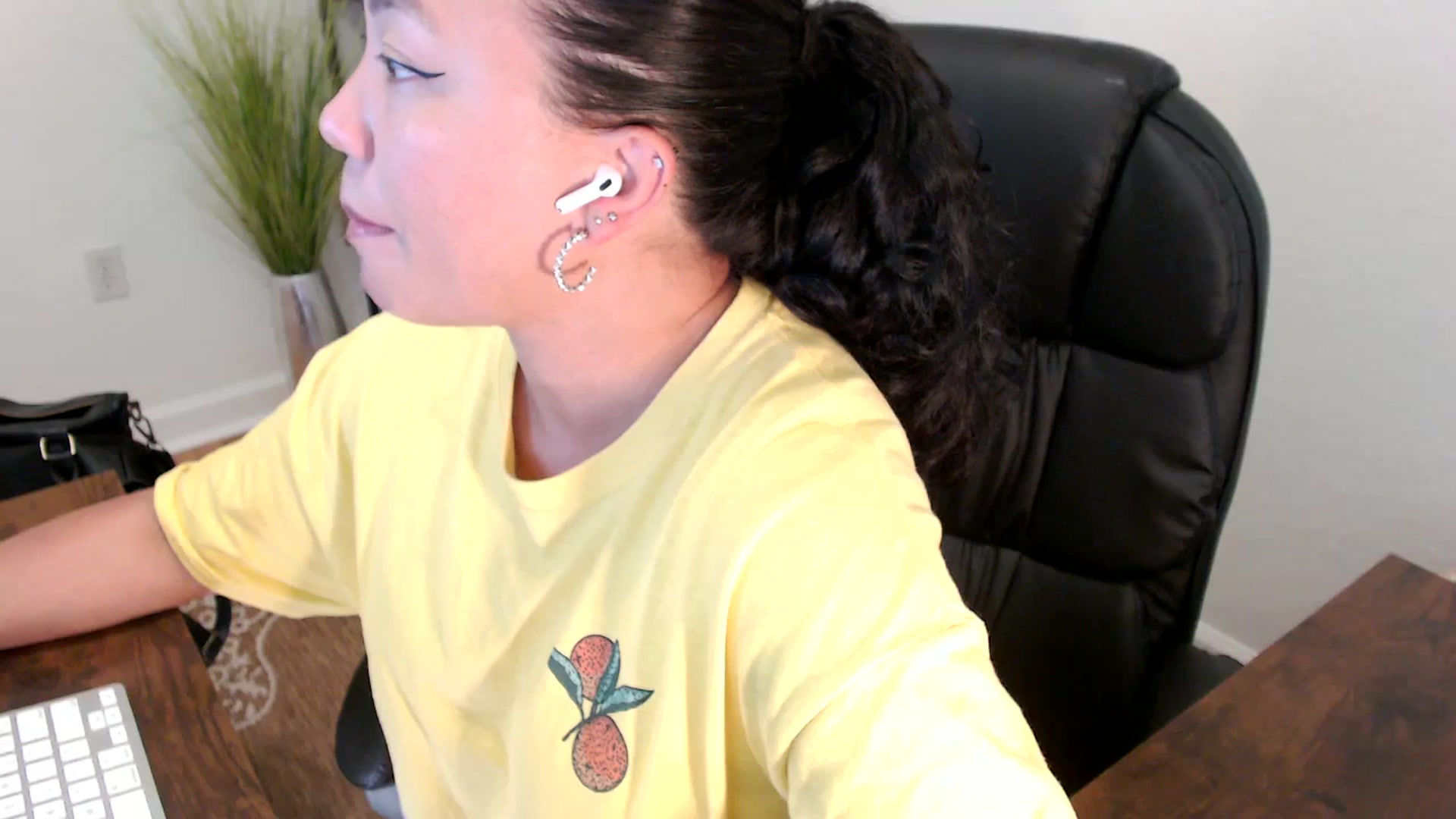 Gallery image thumbnail from MickaylaStar's myfreecams stream on, 05/01/2025, 17:38 image 17 of 20