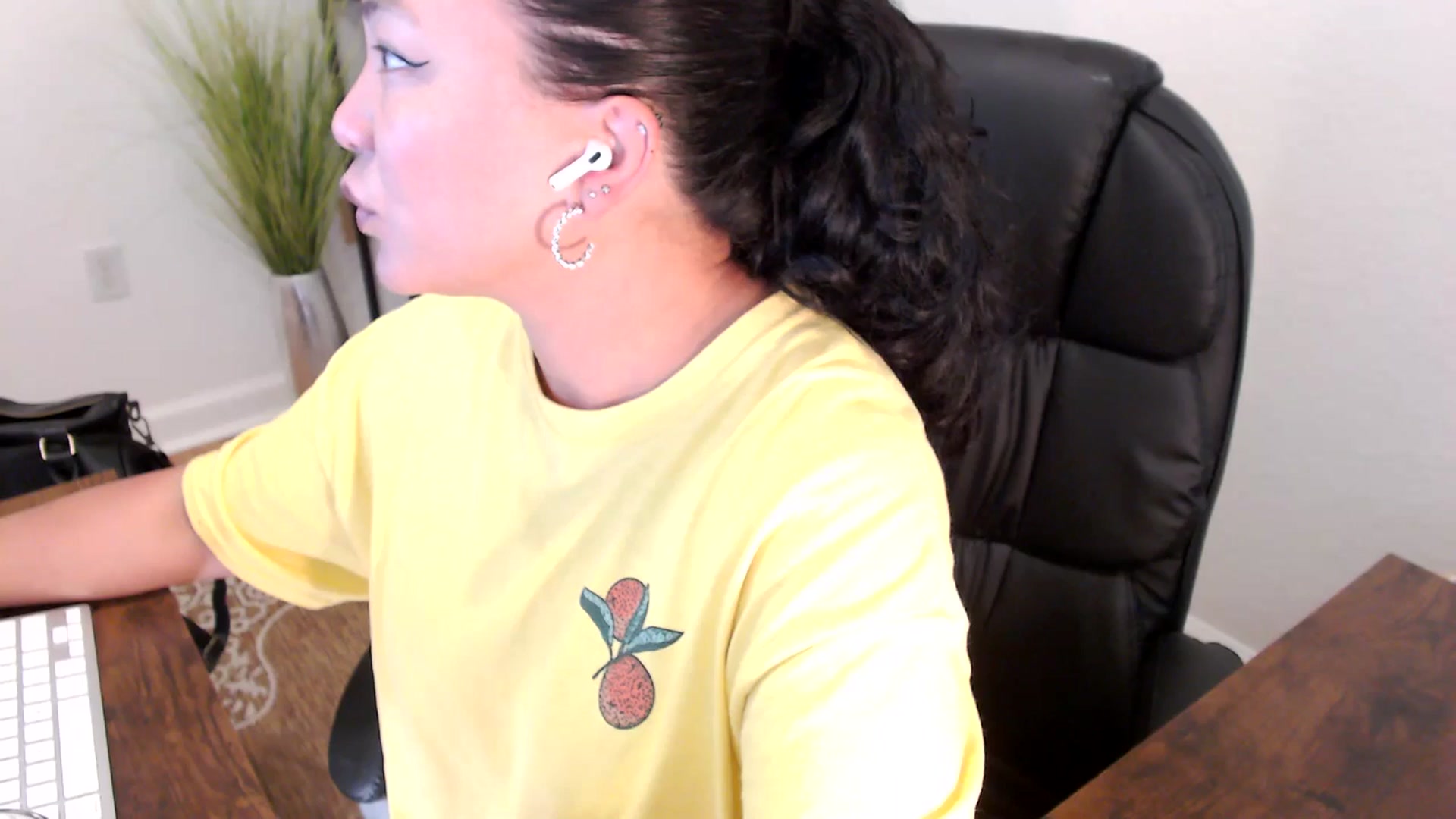 Gallery image thumbnail from MickaylaStar's myfreecams stream on, 05/01/2025, 17:38 image 5 of 20