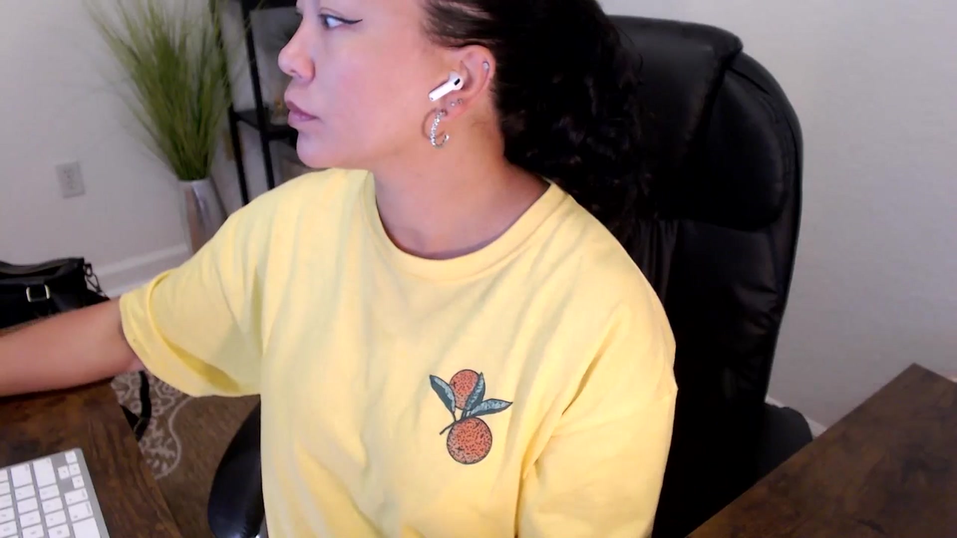 Gallery image thumbnail from MickaylaStar's myfreecams stream on, 05/01/2025, 17:38 image 10 of 20