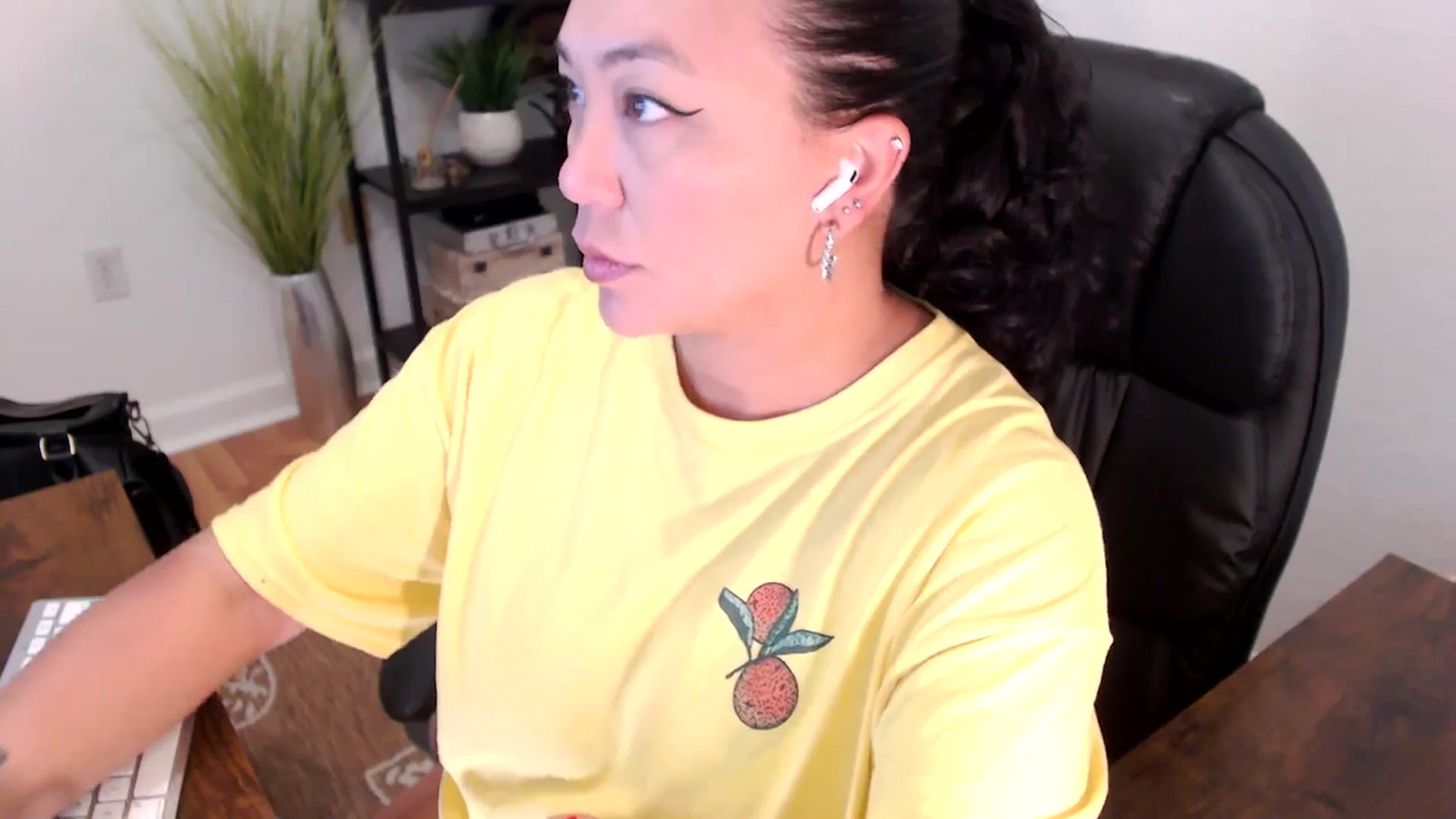 Gallery image thumbnail from MickaylaStar's myfreecams stream on, 05/01/2025, 17:38 image 3 of 20