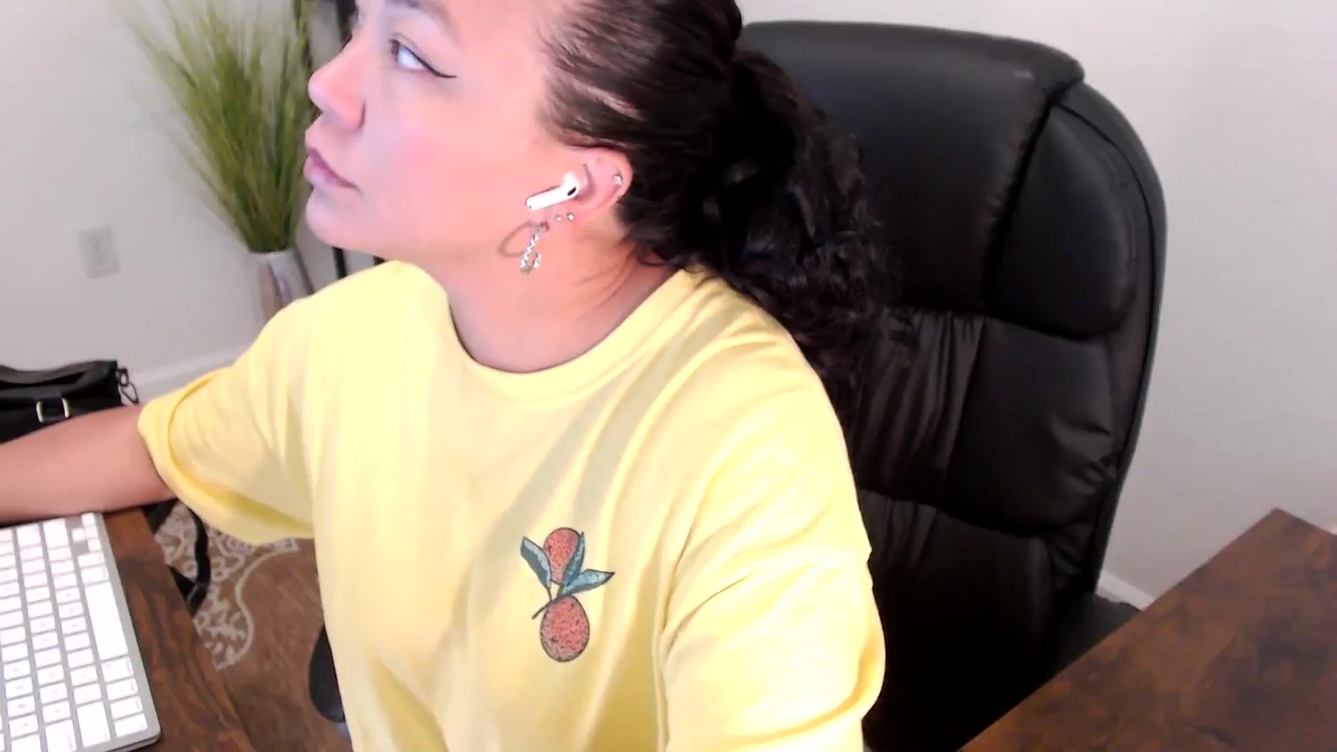 Gallery image thumbnail from MickaylaStar's myfreecams stream on, 05/01/2025, 17:38 image 2 of 20