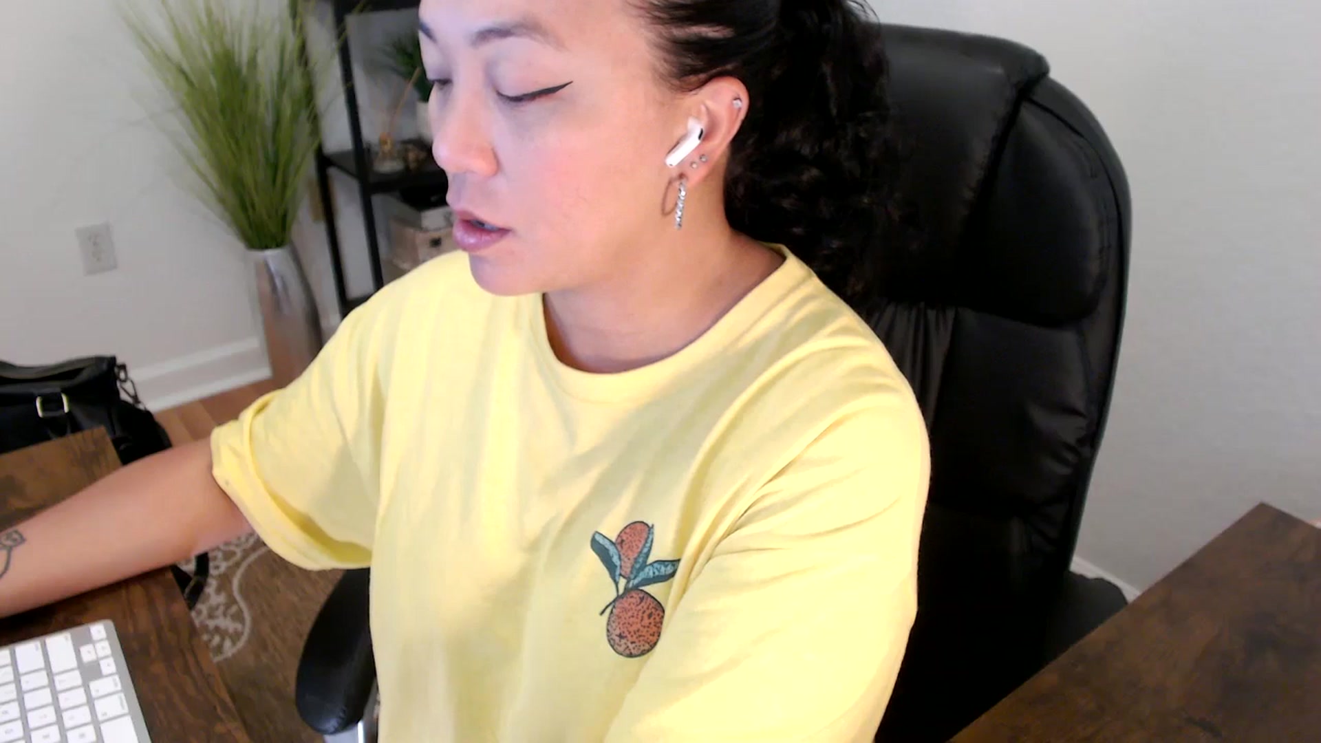 Gallery image thumbnail from MickaylaStar's myfreecams stream on, 05/01/2025, 17:38 image 12 of 20