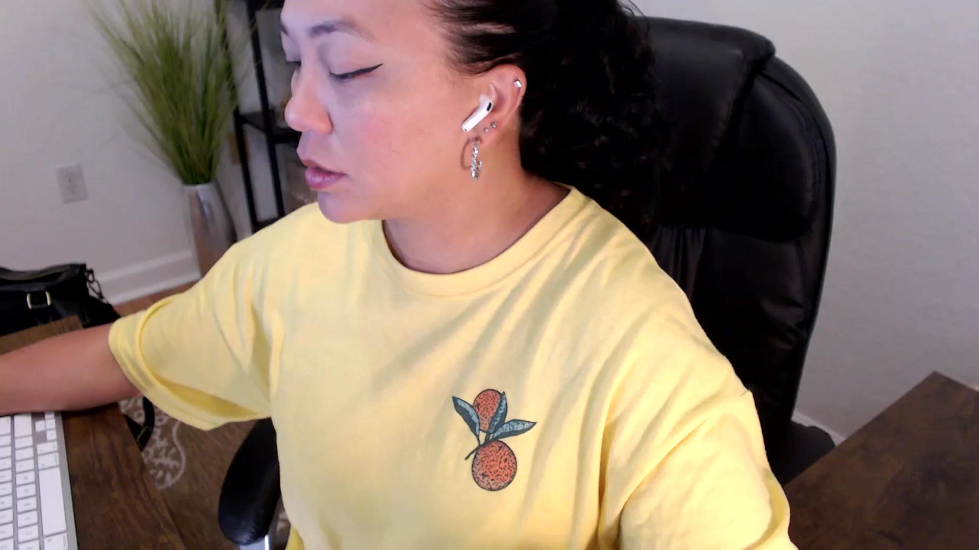 Gallery image thumbnail from MickaylaStar's myfreecams stream on, 05/01/2025, 17:38 image 6 of 20