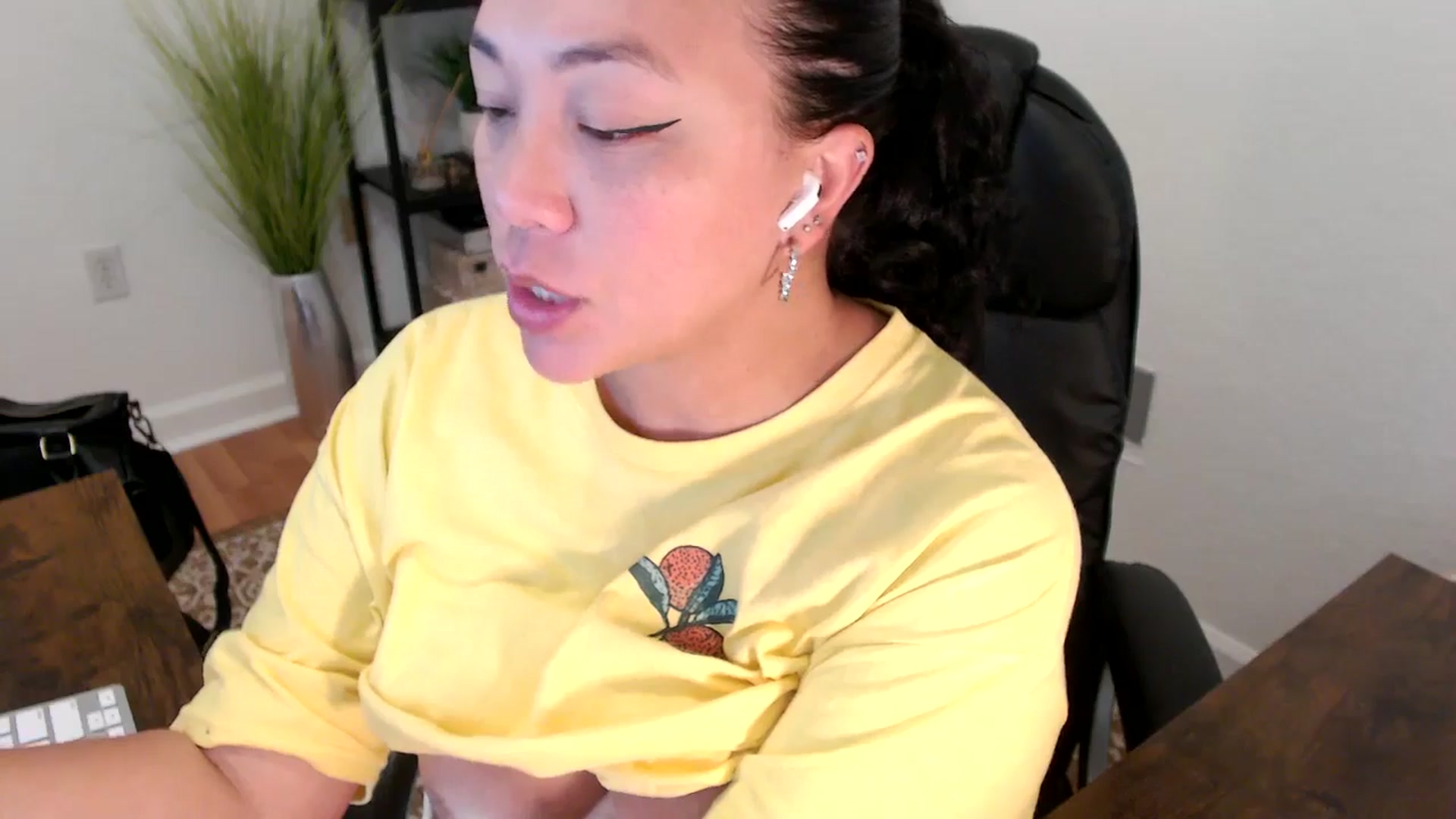 Gallery image thumbnail from MickaylaStar's myfreecams stream on, 05/01/2025, 17:38 image 19 of 20