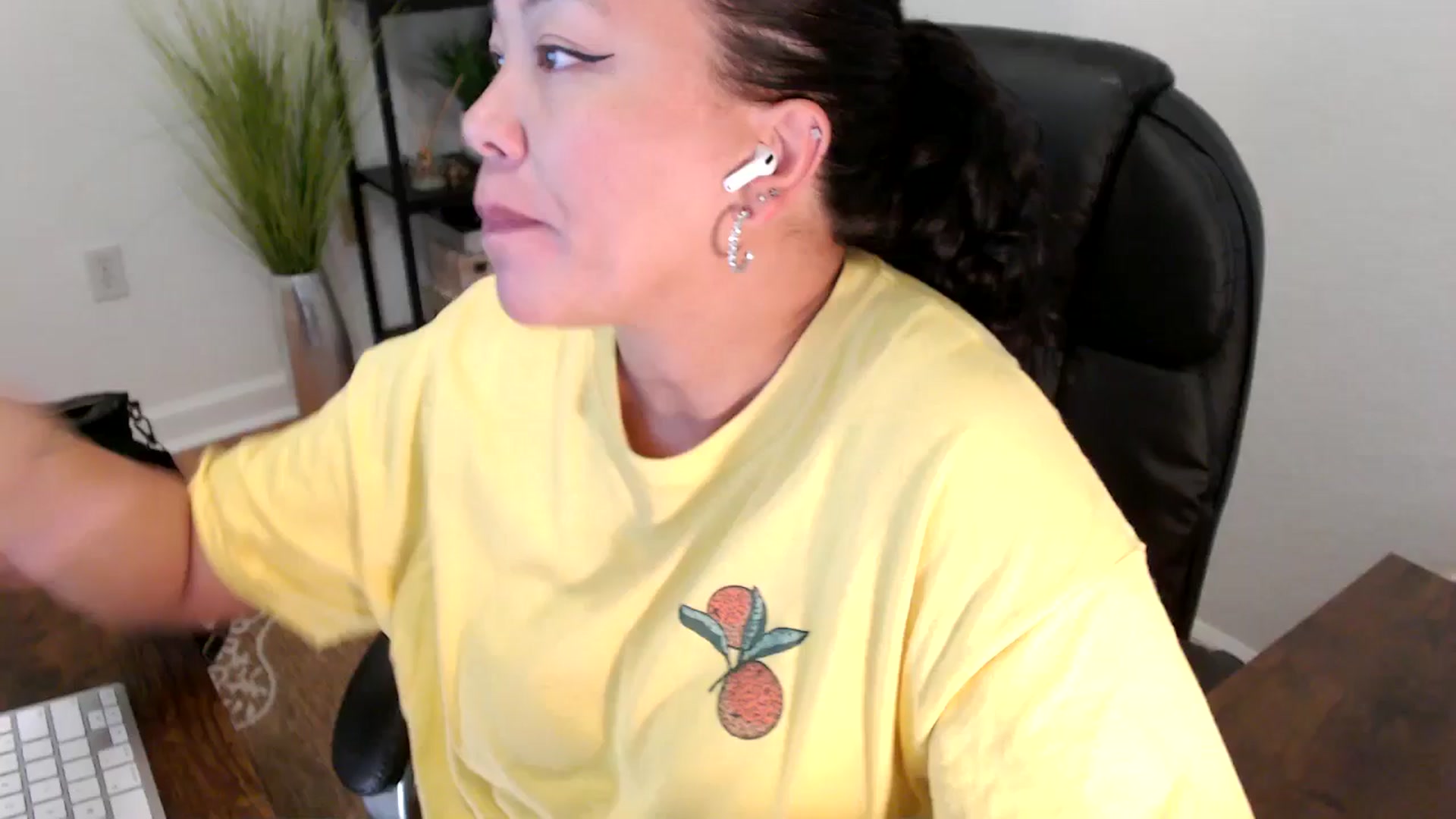 Gallery image thumbnail from MickaylaStar's myfreecams stream on, 05/01/2025, 17:38 image 15 of 20