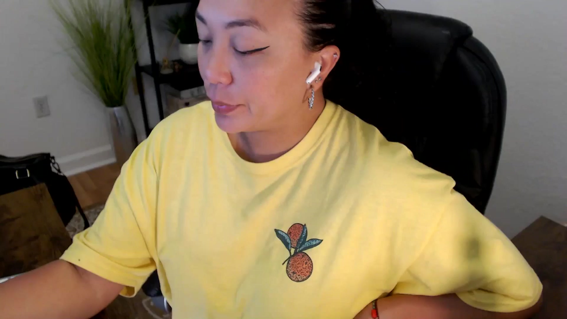Gallery image thumbnail from MickaylaStar's myfreecams stream on, 05/01/2025, 17:55 image 10 of 20