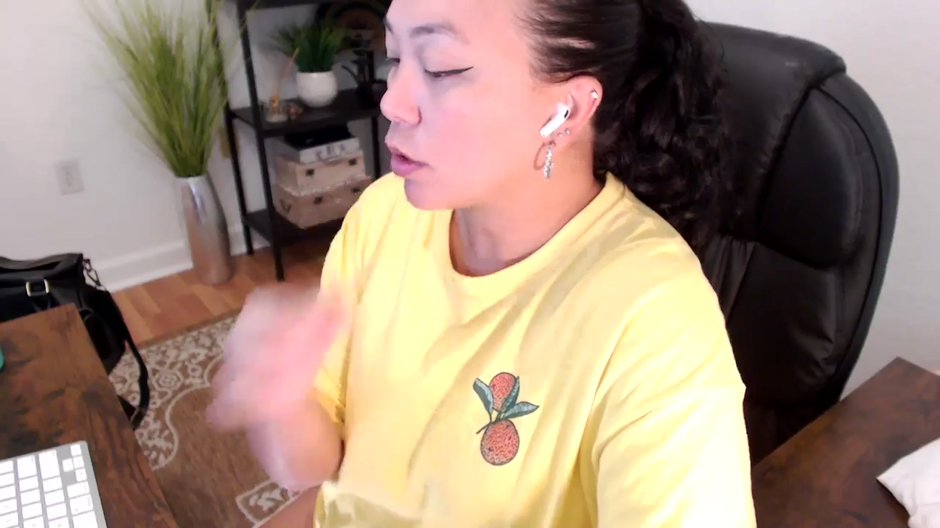Gallery image thumbnail from MickaylaStar's myfreecams stream on, 05/01/2025, 18:14 image 16 of 20