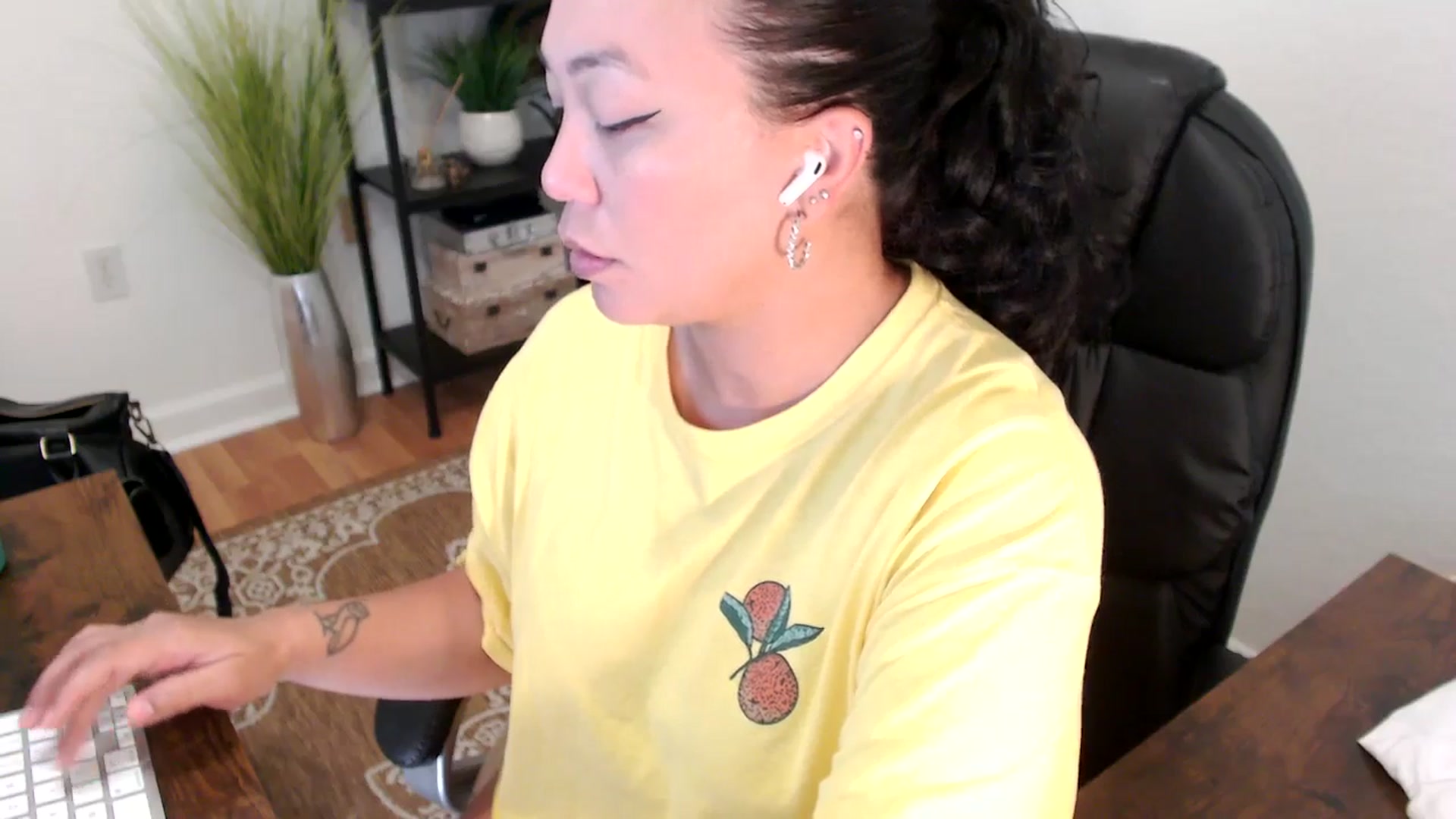Gallery image thumbnail from MickaylaStar's myfreecams stream on, 05/01/2025, 18:14 image 17 of 20