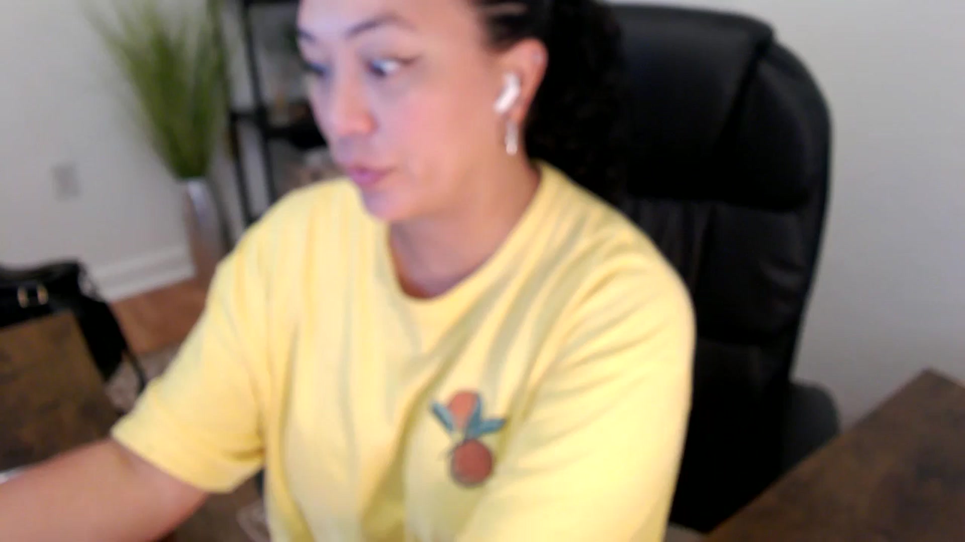 Gallery image thumbnail from MickaylaStar's myfreecams stream on, 05/01/2025, 18:14 image 5 of 20