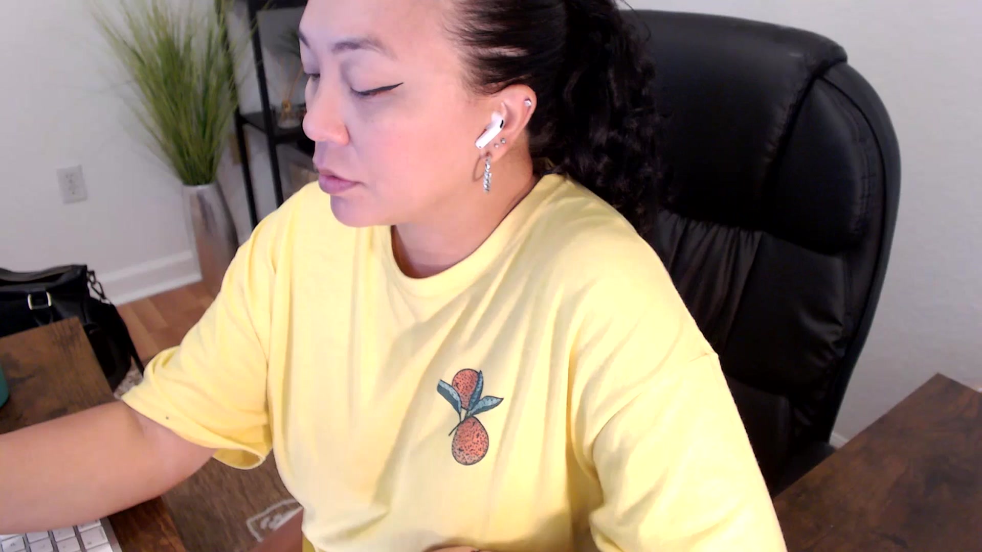 Gallery image thumbnail from MickaylaStar's myfreecams stream on, 05/01/2025, 19:10 image 1 of 20