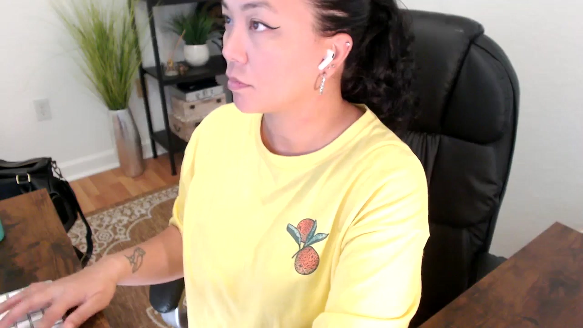 Gallery image thumbnail from MickaylaStar's myfreecams stream on, 05/01/2025, 19:10 image 14 of 20