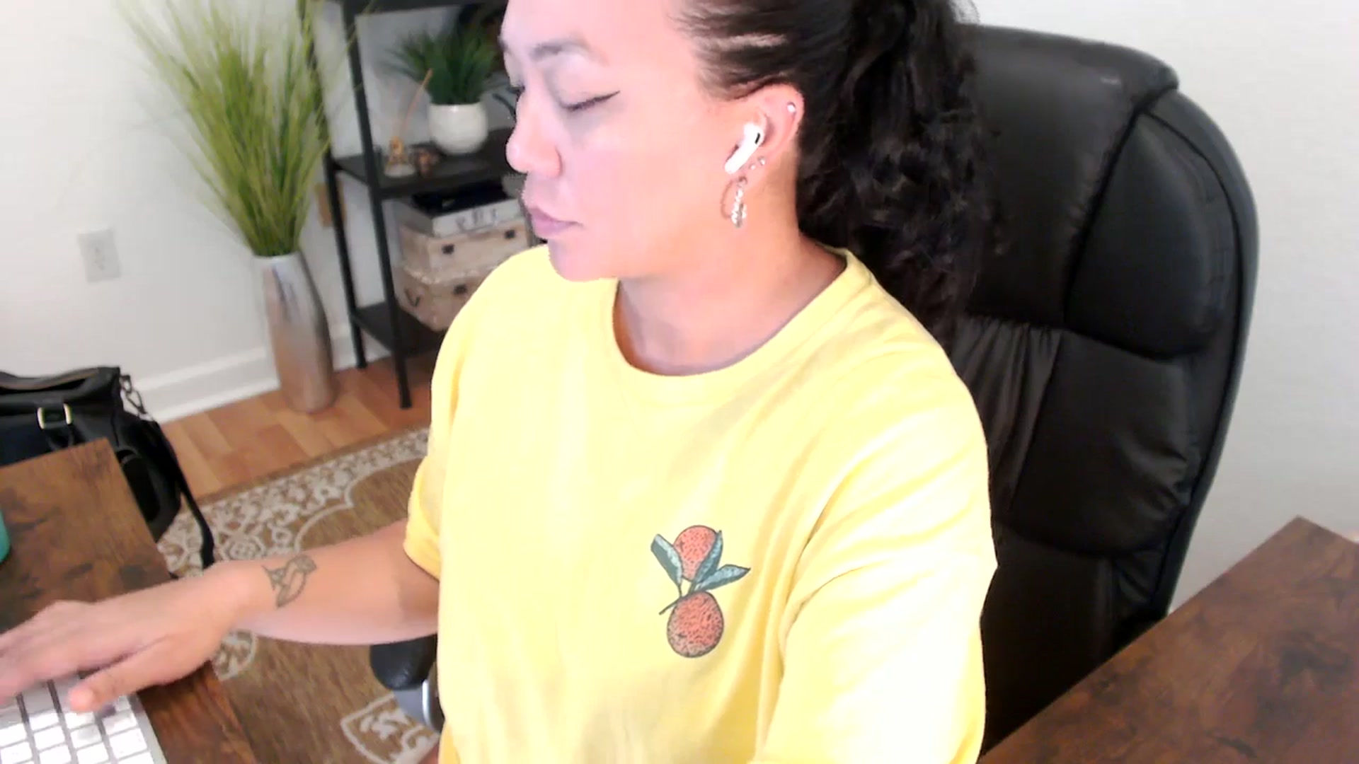Gallery image thumbnail from MickaylaStar's myfreecams stream on, 05/01/2025, 19:10 image 15 of 20