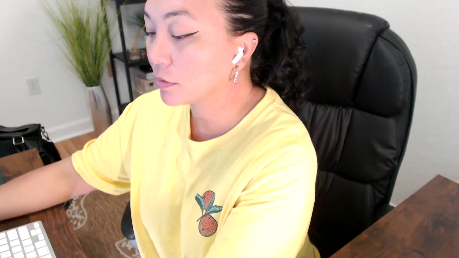 Gallery image thumbnail from MickaylaStar's myfreecams stream on, 05/01/2025, 19:10 image 11 of 20