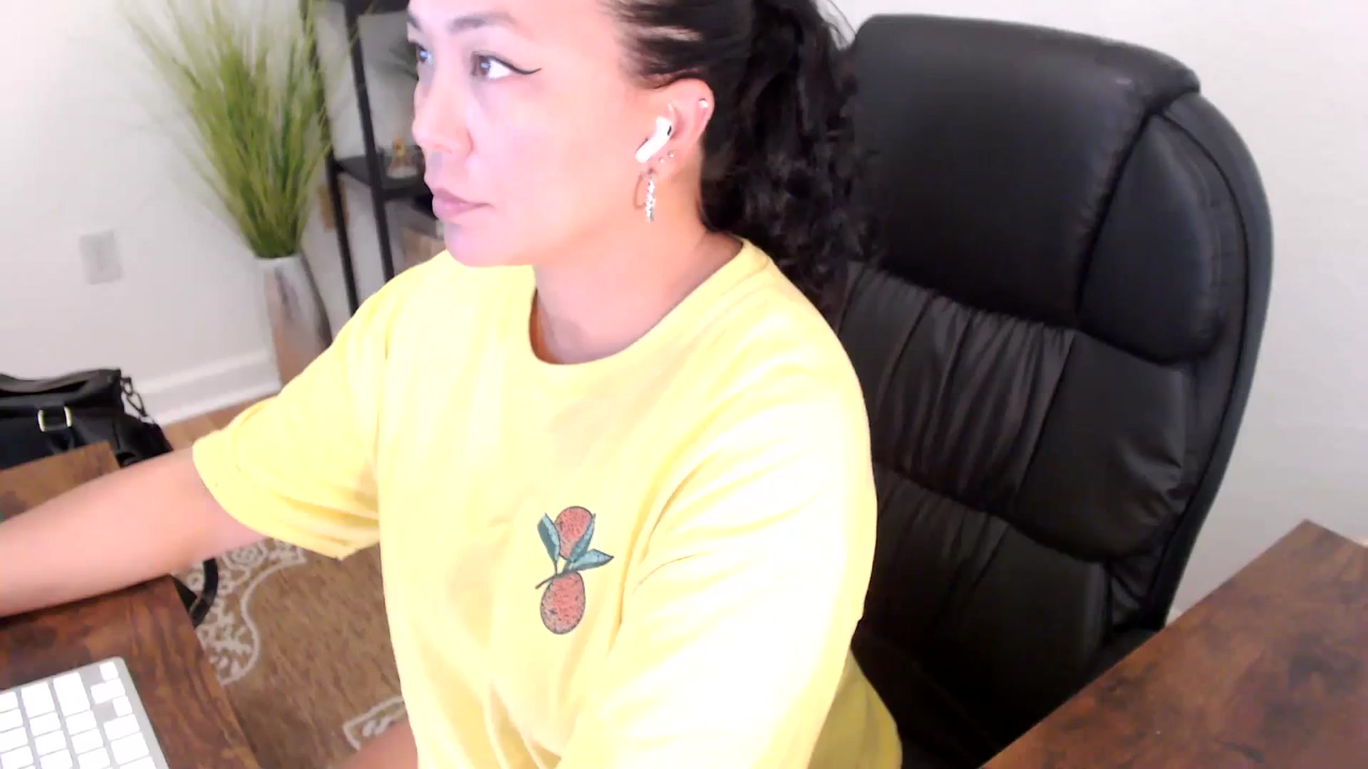 Gallery image thumbnail from MickaylaStar's myfreecams stream on, 05/01/2025, 19:10 image 4 of 20