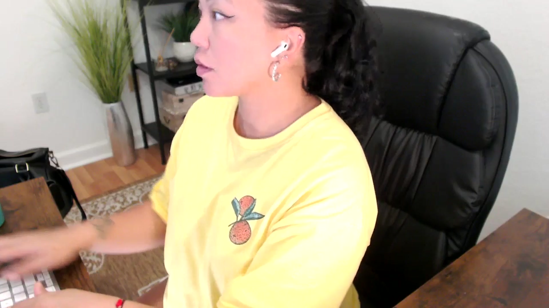 Gallery image thumbnail from MickaylaStar's myfreecams stream on, 05/01/2025, 19:10 image 3 of 20