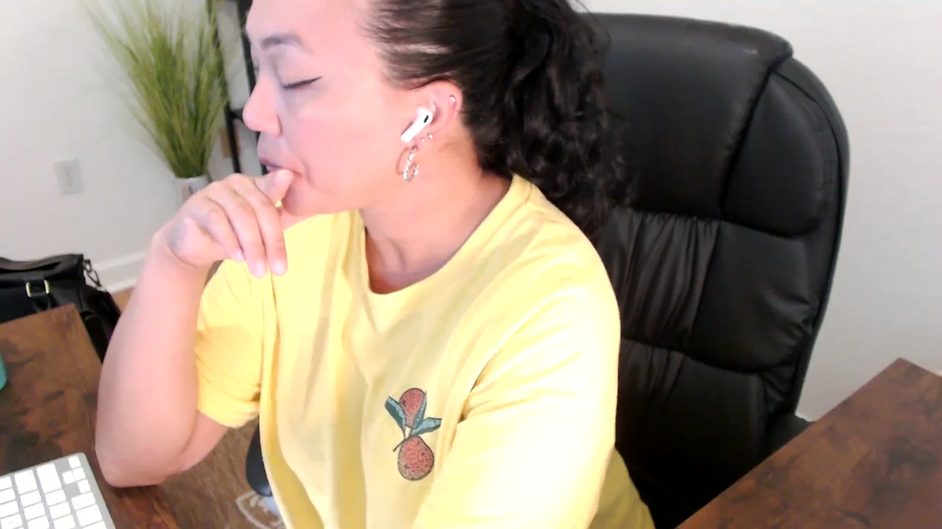 Gallery image thumbnail from MickaylaStar's myfreecams stream on, 05/01/2025, 19:10 image 10 of 20