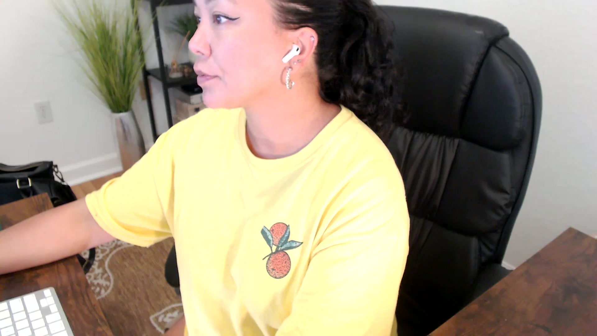 Gallery image thumbnail from MickaylaStar's myfreecams stream on, 05/01/2025, 19:10 image 5 of 20