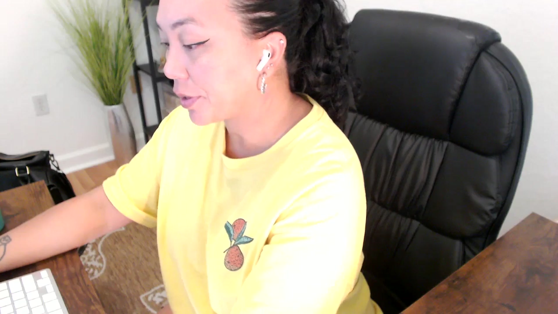 Gallery image thumbnail from MickaylaStar's myfreecams stream on, 05/01/2025, 19:10 image 12 of 20